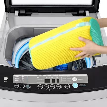 Colocando a Bolsa Lava Tênis dentro da máquina de lavar