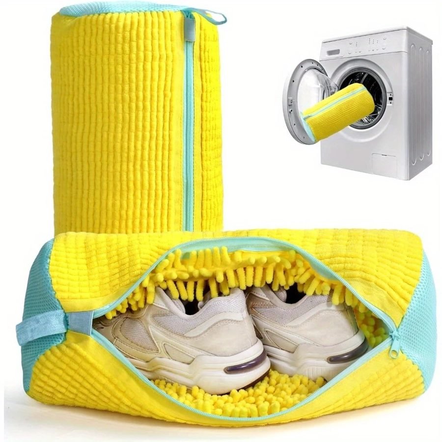 Bolsa amarela acolchoada de chenille com zíper turquesa, aberta, mostrando um par de tênis dentro